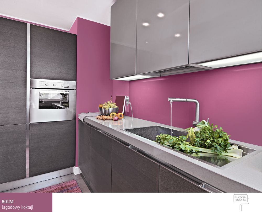 Jagodowy kolor ścian w kuchni 