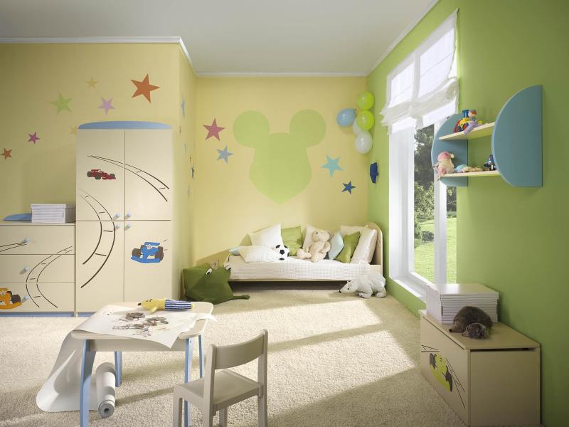 Barwne ściany w pokoju dziecięcym z farbami Śnieżka